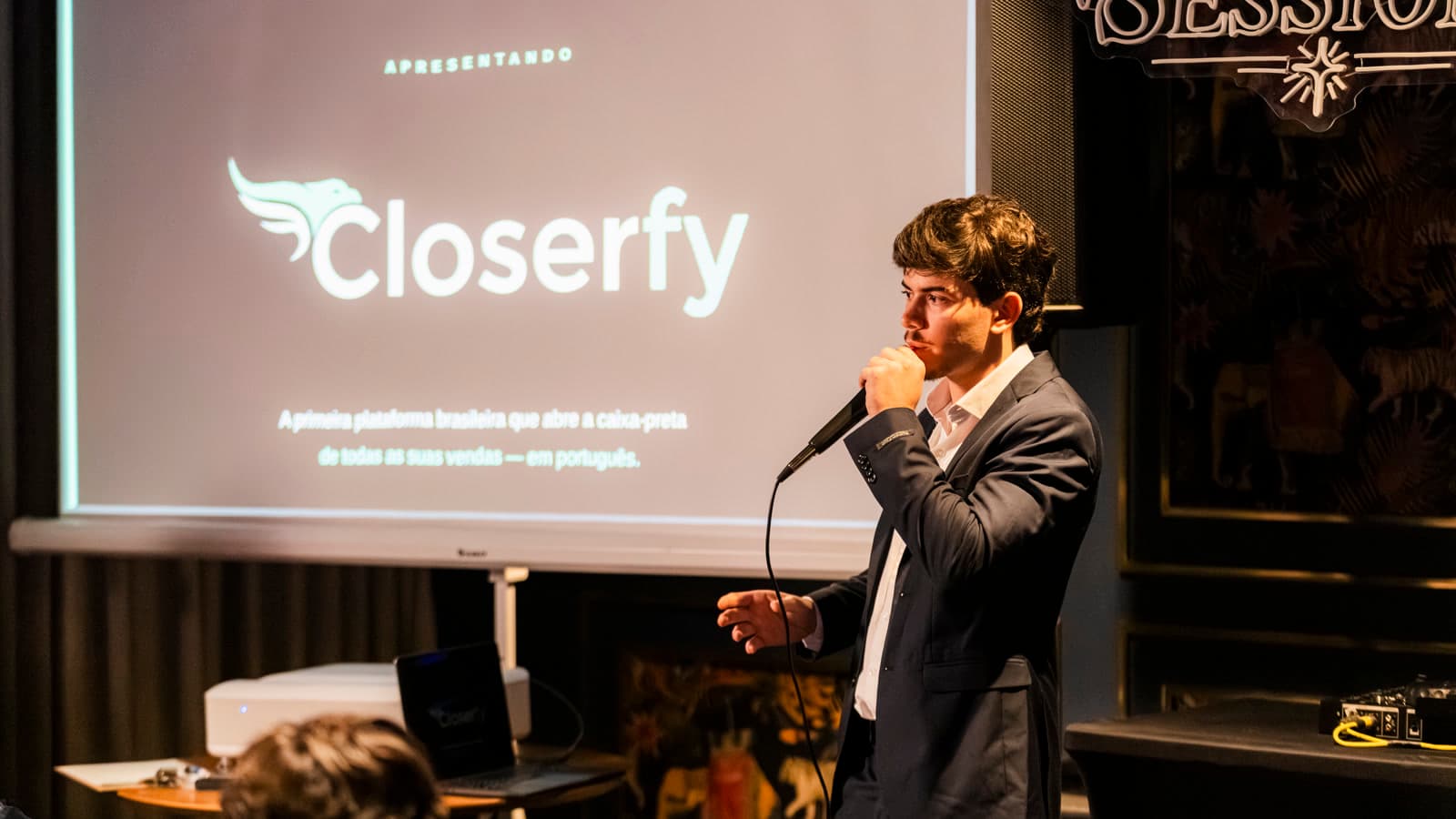 André Cintra Aires apresentando o Closerfy no palco